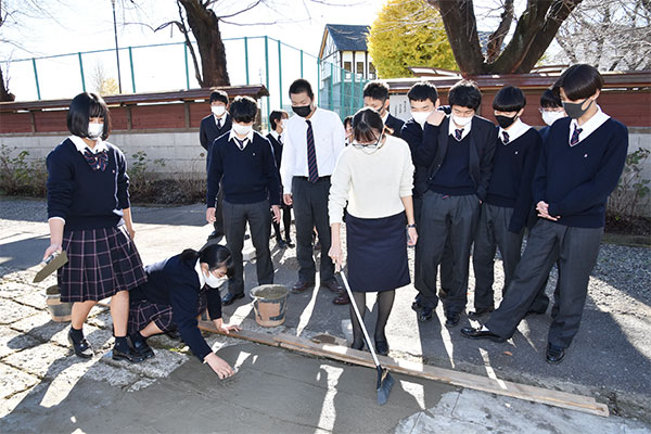生徒に交じって作業中の山田先生(写真中央)。「1年生にはまず、みんなで生きるというところから考えてもらっています」（山田先生）
