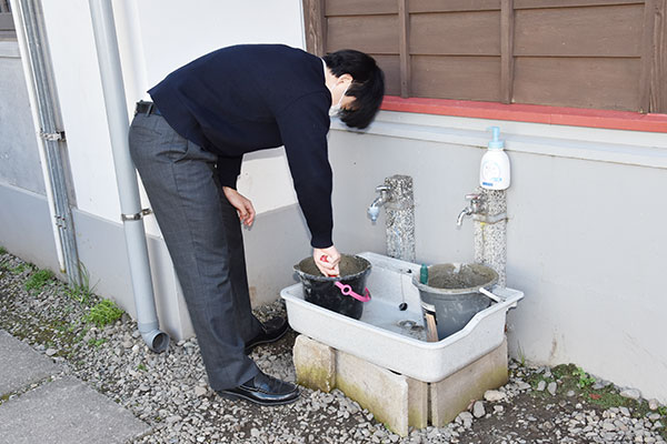 バックヤードではセメントをこねる生徒も。寒風が吹くなか頑張っていました。