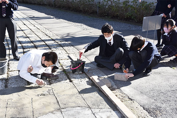 細かな部分を確認しながら作業を進める青山さん(左)。頼れるリーダーです。