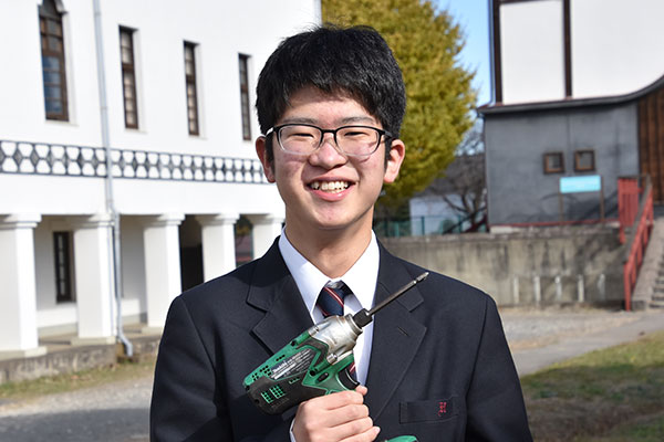 工具を持った姿も板についている中島さん。