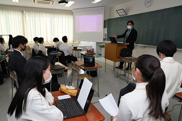 高校のIBプログラムであるDP(ディプロマ・プログラム)で、必須の『TОK』(Theory of Knowledge=知の理論)の授業(高2)。間もなく始まるエッセイ執筆に向けた指導が行われていました。