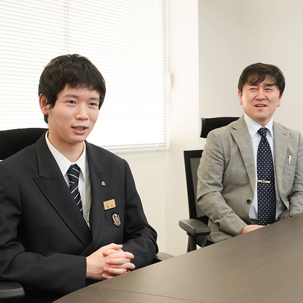 αコースでの学びの手応えを話してくれた細田真生さん(左)と、生徒一人ひとりにきめ細やかな指導を続けている進路科長の大橋正明先生。