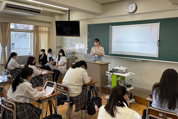 卒業生との懇談会。分野ごとに分けた卒業生の教室に在校生が訪れ、受験体験や大学の様子を伺いました。