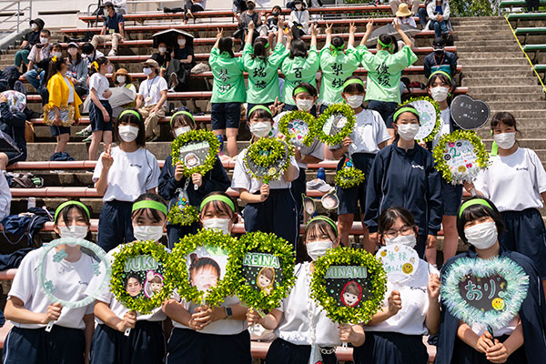 各チーム、応援合戦のために趣向を凝らした小道具や衣装を準備します。