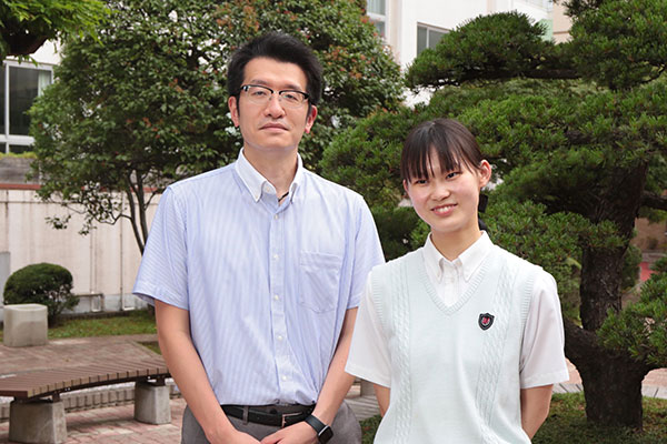 ２年松組の笠神さんと担任の岩瀬先生。日大豊山女子のクラス名には植物の名前がついています。A特進クラスは３学年ともに『松組』。「チーム松として頑張ろう」と気持ちを新たにしました。