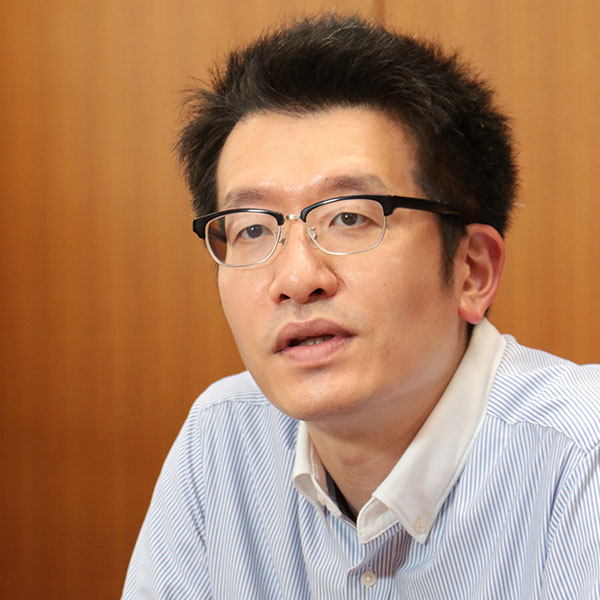 担任の岩瀬央郎先生（英語科）