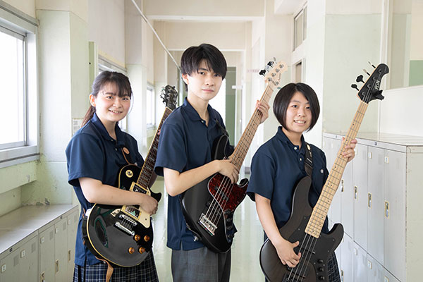 左から長森遥奏さん（副部長）、安藤琉さん（部長）、佐藤衣桜里さん（副部長）