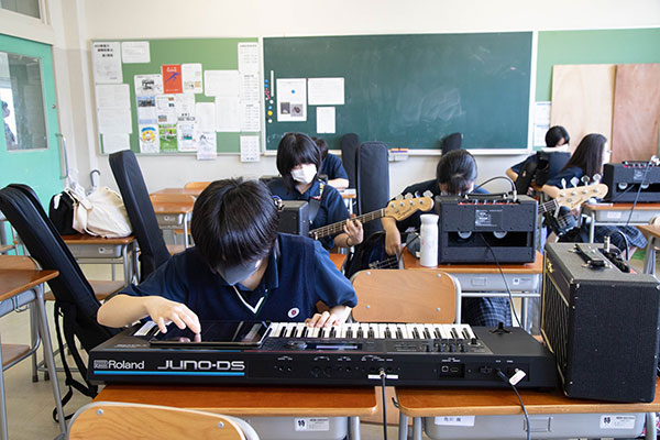 担当楽器の個人練習の様子。みんな集中力を高めて取り組みます。