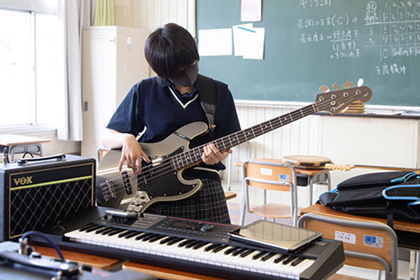 ベースの練習に集中する女子部員