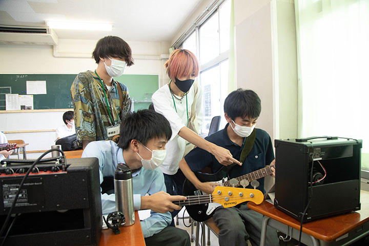 卒業生がアドバイスするシーンも。先輩は部員にとって心強い存在です。