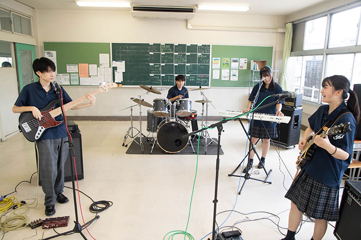 今年の学院祭は、クラスメートにステージを見せられる最初で最後のチャンス。呼吸を合わせて演奏に集中します。