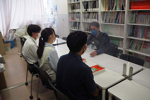 進路指導室で、生徒の相談に応じる平林先生