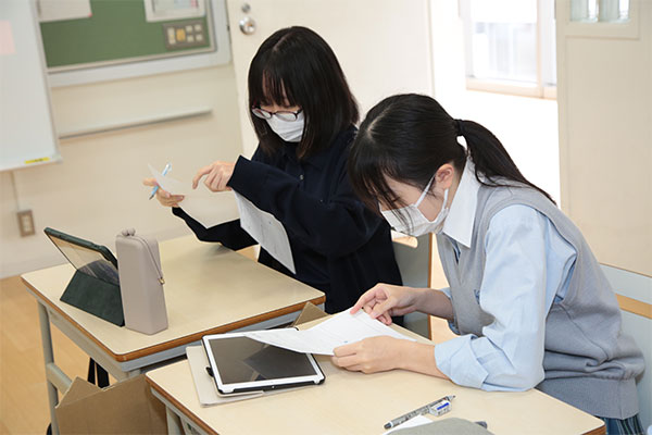 質問を考える生徒たち。