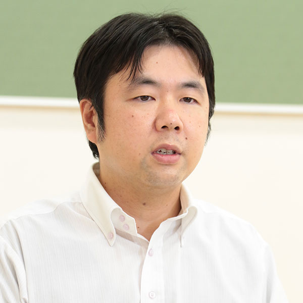 理科科･化学教諭の菱山悟先生。