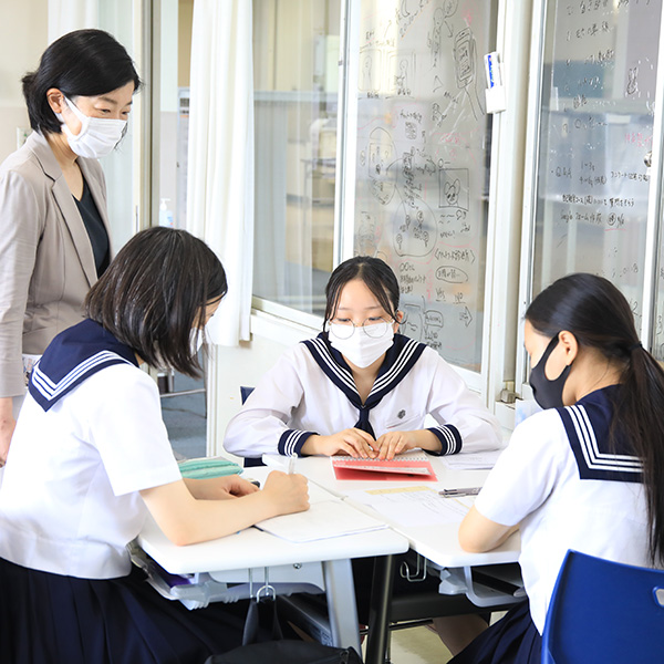 コンテストの締め切りはもうすぐ。生徒たちの表情は真剣そのものです。