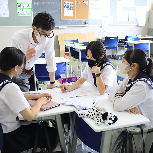 ファシリテーターとして生徒にアドバイスをする三浦先生。