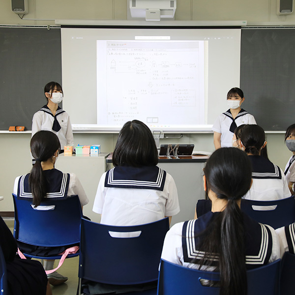 「空き家を子どもたちの自習室にする」のビジネスを考えたグループの発表。緊張しながらも、堂々とプレゼンテーションしました。