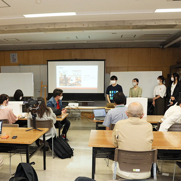 産学連携で取り組む5年生の『応用デザイン実習Ⅱ』の授業。企業から依頼されたコーヒーメーカーのデザインを、デザイン学科の学生たちがグループ単位で考えていきます。