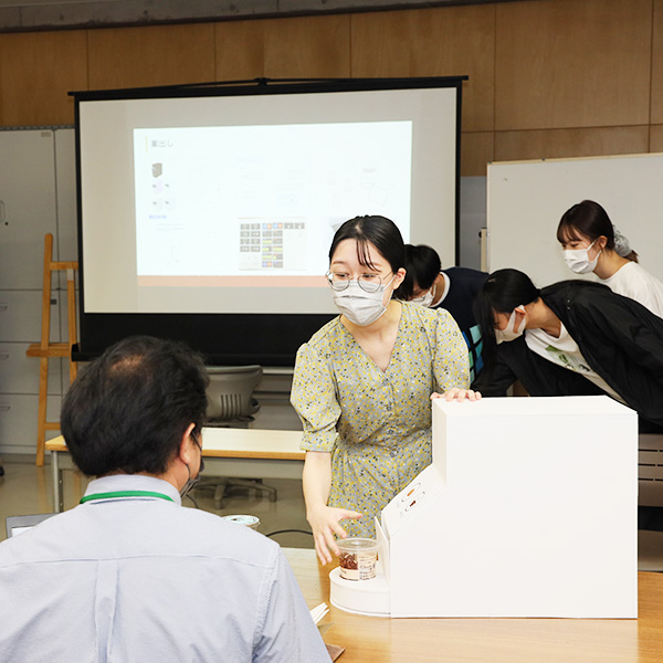 案件を発注した企業の担当者にプレゼンテーション。