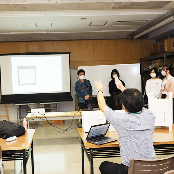 企業側の講評を真剣な表情で聞く学生たち。