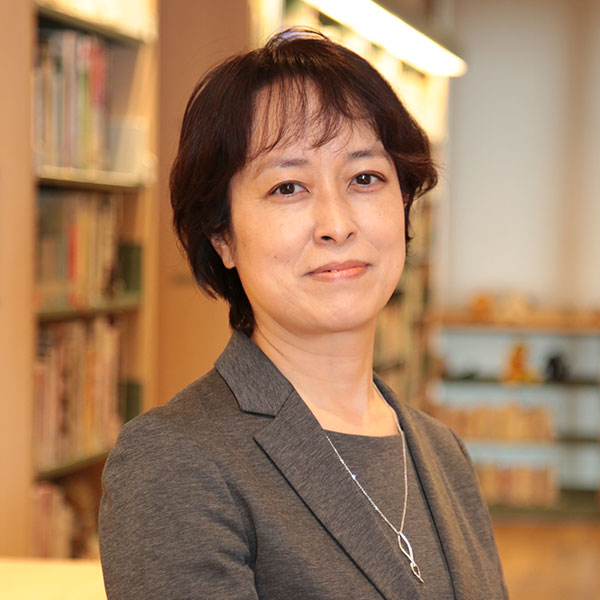 教務主任・司書教諭の岡村淑美先生