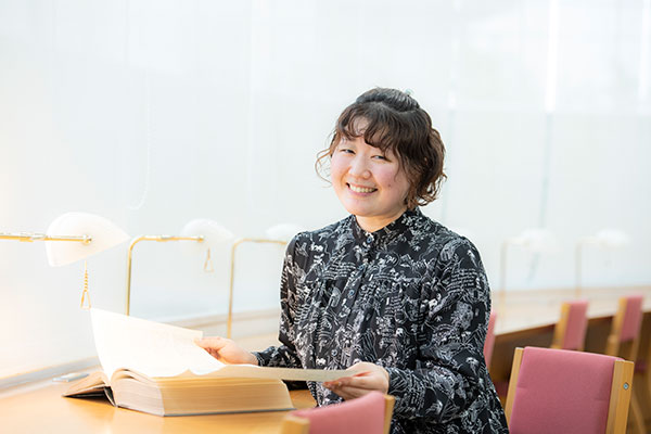 「一人ずつ照明を使えるコーナーで、よく受験勉強をしていました」（工藤先生）※約10万部を所蔵する図書館にて。