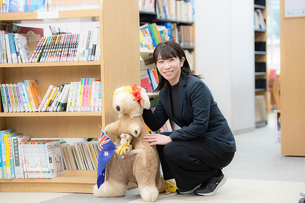 「コロナ禍で、海外との交流がストップしていましたが、オーストラリアとの交換留学が再開します」と図書館の入り口にいたカンガルーと福岡先生のツーショット。※約10万部を所蔵する図書館にて。