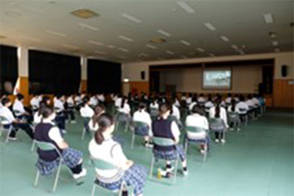「医学部進学コース」では、社会で活躍する医療関係者や医学部に進学した卒業生などによる講演会を定期的に行います。