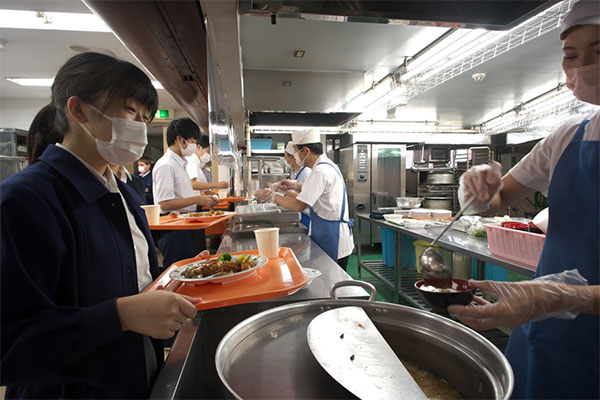 温かいものは温かいうちに、冷たいものは冷たいうちに全員が食べられるように、管理栄養士と調理師が寮の食事と給食を用意します。