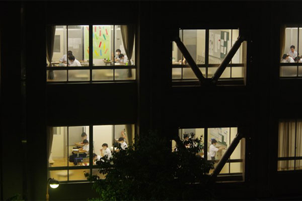 夕食後の「夜間学習」では、過去問演習などに取り組む「大学受験講座」やイギリス人教員による「英検2次対策講座」などを行います。