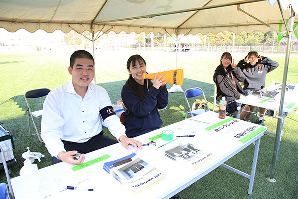 受け付けを担当する髙梨さん（写真左）。