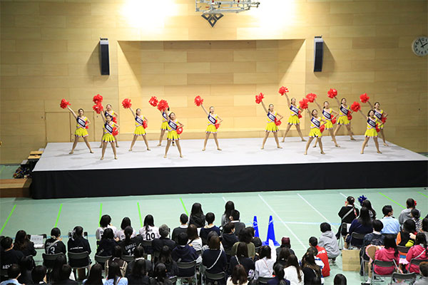 体育館でダンスを発表するチアダンス部