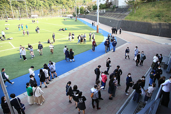 多くの来場者でにぎわうキャンパス