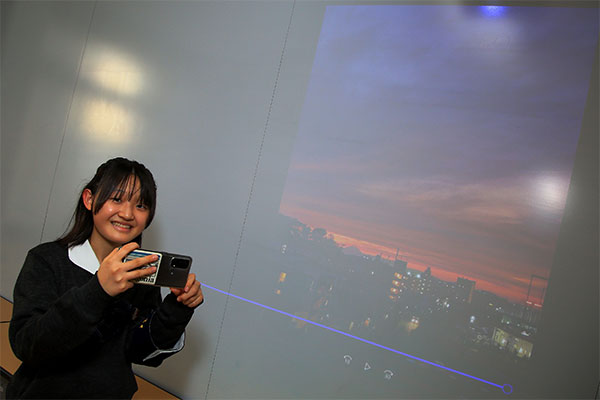 写真部で作品を発表する田中さん。