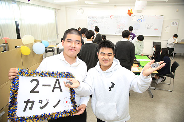 髙梨さん（写真左）のクラスは、ゲームコーナー「カジノハイパーデラックス？」を企画
