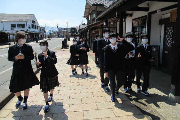 新しい仲間と町を散策