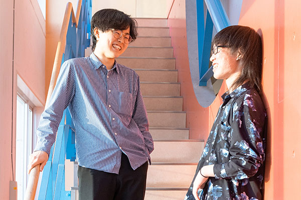 多摩川が一望できる思い出の階段で。在校中の思い出話が尽きません。