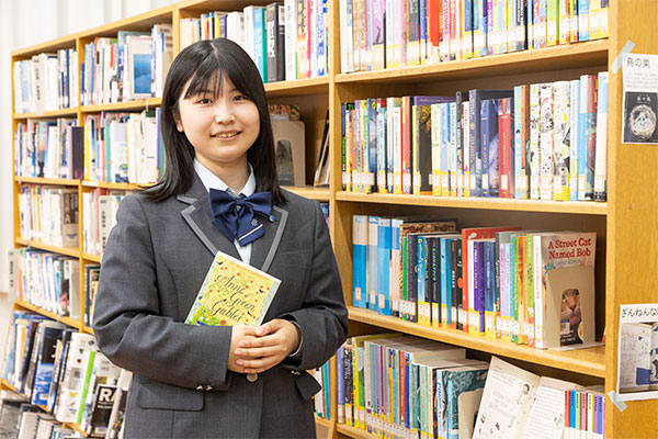 読書好きな藤原さんは、図書館をよく利用するそうです。