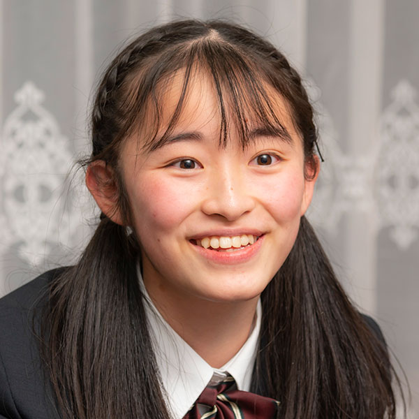 吹奏楽部の活動に打ち込みつつ、ビブリオバトルで優秀な成績を収めたり、文化祭では有志のミュージカルに参加したりと高校生活を満喫してきたYさん。九州修学旅行の一番の思い出を聞くと、「長崎の夜景が素晴らしく、言葉にできないほどの感動が忘れられない」と話してくれました。