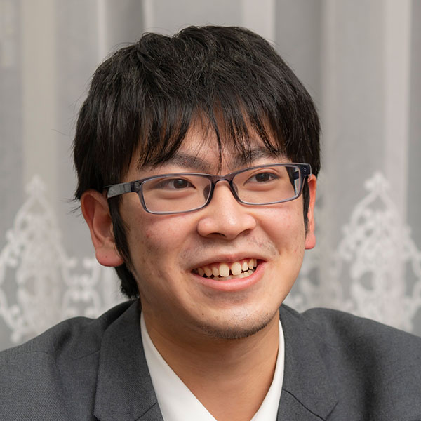 強豪として知られるクイズ研究部の部長を務めたIさん。九州修学旅行では、「これまで体験したことがない絶景や大自然に触れ、とても感動した」と話してくれました。地元の人にもあまり知られていないビーチへ足を運んだり、足湯につかったり、観光も大いに楽しんだようです。