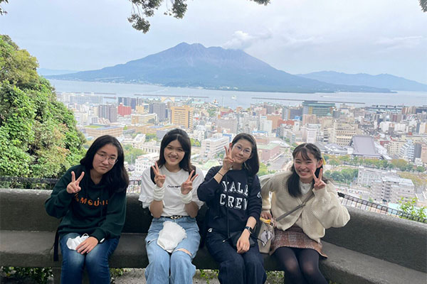 鹿児島のシンボル「桜島」を背景に記念撮影