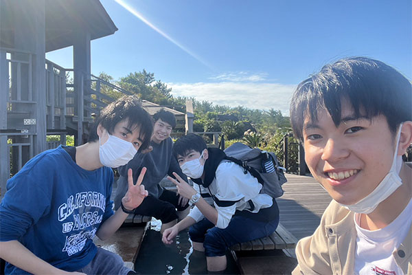 足湯に浸かって疲れた体にほっとひといき
