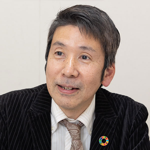 インタビューにこたえている長田先生の写真です。