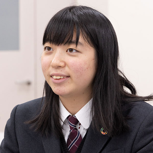 インタビューにこたえている大塚さんの写真です。