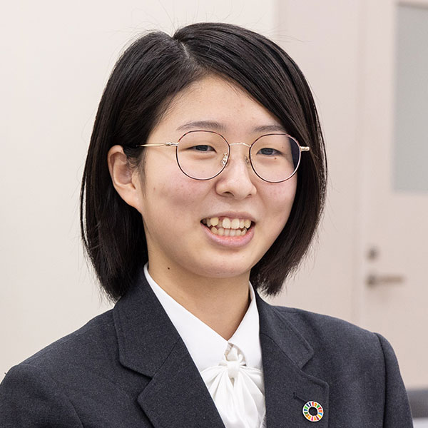 インタビューにこたえている福井さんの写真です。