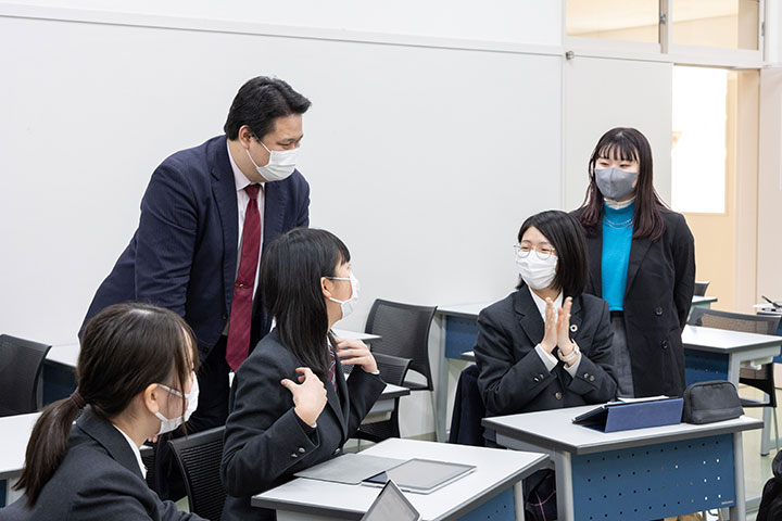 生徒たちに寄り添う学生メンターを撮影した写真です。