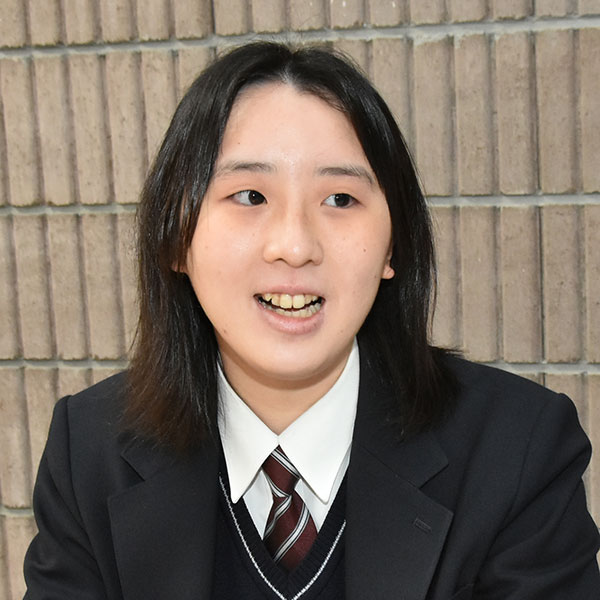 インタビューにこたえる脇坂心寧さんの写真