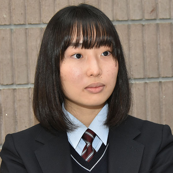 インタビューにこたえる三上真奈さんの写真