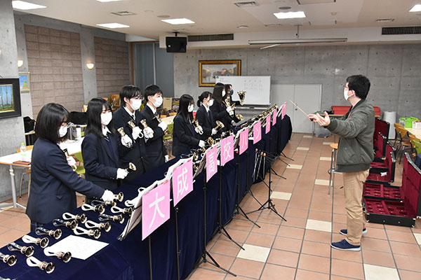 「演奏で得たこと、感じたことを大学での学びやその後の人生の糧にしてほしいと思っています」と語る大高先生の写真です。