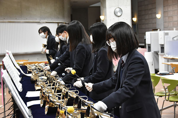 曲を演奏するために使うベルの写真です。